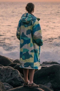 Unisex Waves Recycled Sherpa Lined Changing Robe 23 Unisex Waves Recycled Sherpa Lined Changing Robe -COTSWOLD OUTDOOR Shop f11jcd0016 4087 l
